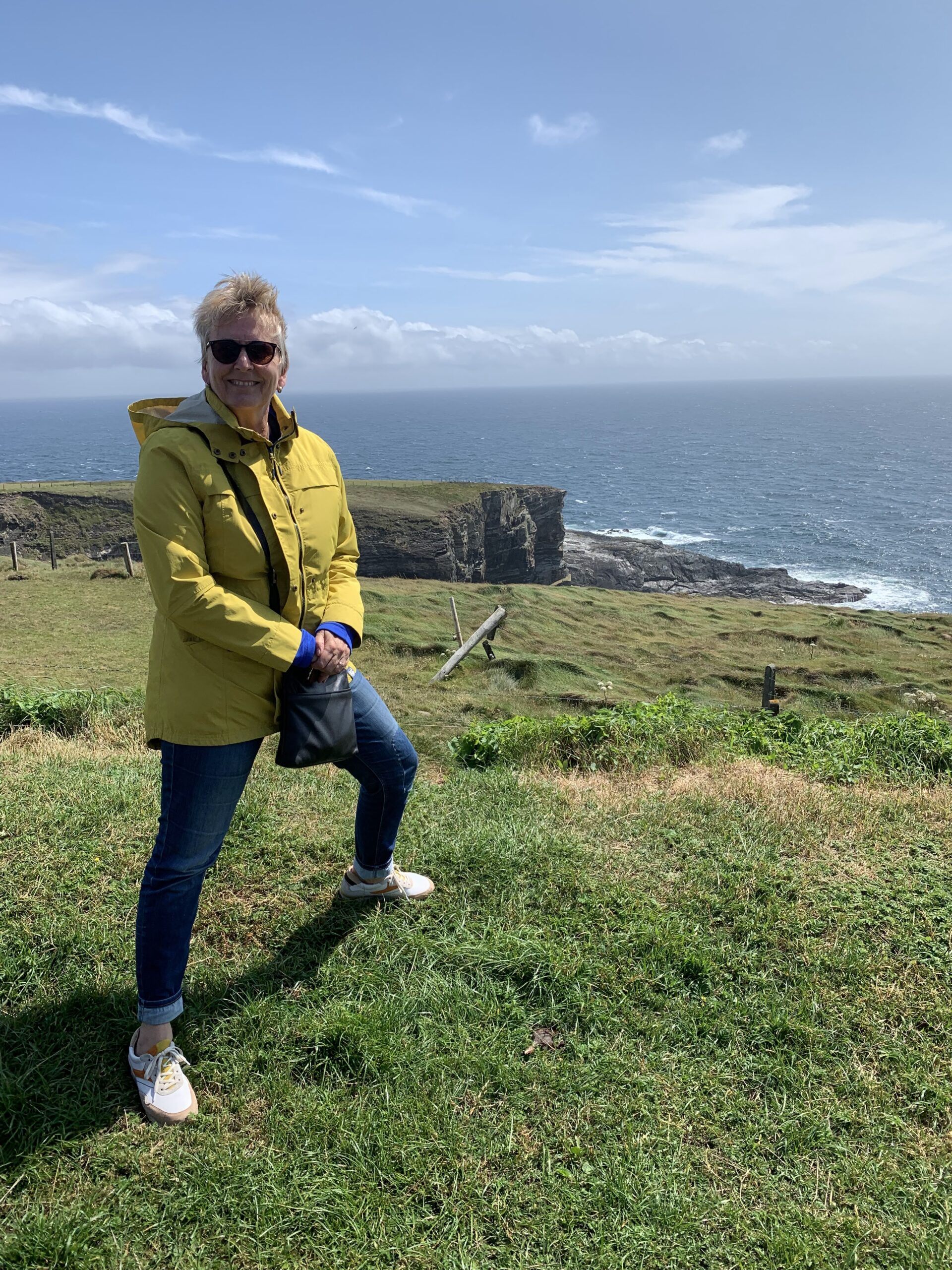 op de rotsen in Ierland